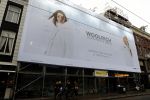 Amsterdam 9 oktober 2017  
Grote reclame van Woolrich op een pand in Amsterdam.