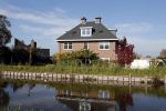 Berkel en Rodenrijs 15 oktober 2018
Monique Hazes en haar tante tillen met vrienden spullen naar hun nieuwe huis. Andre Hazes ligt ziek in bed. Vandaag gaan ze voor het eerst slapen in hun nieuwe huis aan het water.
