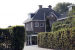 Berkel en Rodenrijs 15 oktober 2018
Monique Hazes en haar tante tillen met vrienden spullen naar hun nieuwe huis. Andre Hazes ligt ziek in bed. Vandaag gaan ze voor het eerst slapen in hun nieuwe huis aan het water.
