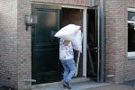 Berkel en Rodenrijs 15 oktober 2018
Monique Hazes en haar tante tillen met vrienden spullen naar hun nieuwe huis. Andre Hazes ligt ziek in bed. Vandaag gaan ze voor het eerst slapen in hun nieuwe huis aan het water.