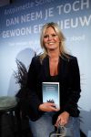 Amsterdam 23 oktober 2018
Boekpresentatie van Antoinette Scheulderman in de soho House . Eva Jinek overhandigt haar het eerste boek.