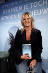 Amsterdam 23 oktober 2018
Boekpresentatie van Antoinette Scheulderman in de soho House . Eva Jinek overhandigt haar het eerste boek.