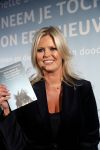Amsterdam 23 oktober 2018
Boekpresentatie van Antoinette Scheulderman in de soho House . Eva Jinek overhandigt haar het eerste boek.