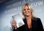Amsterdam 23 oktober 2018
Boekpresentatie van Antoinette Scheulderman in de soho House . Eva Jinek overhandigt haar het eerste boek.