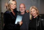 Amsterdam 23 oktober 2018
Boekpresentatie van Antoinette Scheulderman in de soho House . Eva Jinek overhandigt haar het eerste boek. Antoinette met Jan Wouters en zijn vrouw