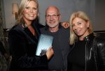 Amsterdam 23 oktober 2018
Boekpresentatie van Antoinette Scheulderman in de soho House . Eva Jinek overhandigt haar het eerste boek. Antoinette met Jan Wouters en zijn vrouw