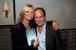 Amsterdam 23 oktober 2018
Boekpresentatie van Antoinette Scheulderman in de soho House . Eva Jinek overhandigt haar het eerste boek. 
Antoinette Scheulderman met partner Michiel v Egmond