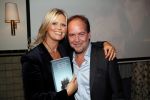 Amsterdam 23 oktober 2018
Boekpresentatie van Antoinette Scheulderman in de soho House . Eva Jinek overhandigt haar het eerste boek. 
Antoinette Scheulderman met partner Michiel v Egmond