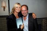 Amsterdam 23 oktober 2018
Boekpresentatie van Antoinette Scheulderman in de soho House . Eva Jinek overhandigt haar het eerste boek. Antoinette met partner Michiel v Egmond