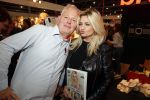 Utrecht 31 oktober 2018
Bobbi Eden en haar man Mark Laurenz met haar nieuwe boek in de jaarbeurs.
