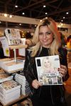 Utrecht 31 oktober 2018
Bobbi Eden en haar man Mark Laurenz met haar nieuwe boek in de jaarbeurs.