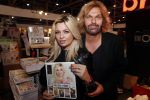 Utrecht 31 oktober 2018
Bobbi Eden en haar man Mark Laurenz met haar nieuwe boek in de jaarbeurs.