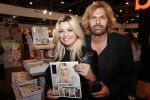 Utrecht 31 oktober 2018
Bobbi Eden en haar man Mark Laurenz met haar nieuwe boek in de jaarbeurs.