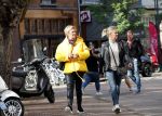 Amsterdam 24 oktober 2018
Caroline Tensen met een vriendin op een scooter in Amsterdam zuid.