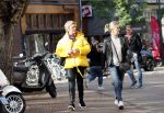 Amsterdam 24 oktober 2018
Caroline Tensen met een vriendin op een scooter in Amsterdam zuid.