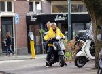 Amsterdam 24 oktober 2018
Caroline Tensen met een vriendin op een scooter in Amsterdam zuid.