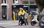 Amsterdam 24 oktober 2018
Caroline Tensen met een vriendin op een scooter in Amsterdam zuid.