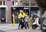 Amsterdam 24 oktober 2018
Caroline Tensen met een vriendin op een scooter in Amsterdam zuid.