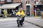 Amsterdam 24 oktober 2018
Caroline Tensen met een vriendin op een scooter in Amsterdam zuid.