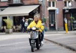 Amsterdam 24 oktober 2018
Caroline Tensen met een vriendin op een scooter in Amsterdam zuid.