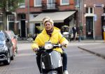 Amsterdam 24 oktober 2018
Caroline Tensen met een vriendin op een scooter in Amsterdam zuid.