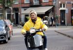 Amsterdam 24 oktober 2018
Caroline Tensen met een vriendin op een scooter in Amsterdam zuid.