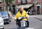 Amsterdam 24 oktober 2018
Caroline Tensen met een vriendin op een scooter in Amsterdam zuid.