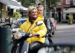 Amsterdam 24 oktober 2018
Caroline Tensen met een vriendin op een scooter in Amsterdam zuid.