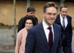 Amsterdam 6 november 2018
Advocaat Gert-Jan Knoops arriveert samen met Frank Masmeijer en zijn vrouw Carry Knoops bij de rechtbank in Amsterdam. De rechtbank in Amsterdam behandelt dinsdag de uitleveringszaak tegen de voormalig-tv-presentator.