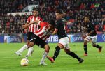 Eindhoven, 20 Oktober 2018 Kompetitiewedstrijd PSV-SC Emmen, eindstand 6-0 Seizoen 2018-2019
Erick Gutierrez in duel met Glenn Bijl
