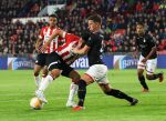 Eindhoven, 20 Oktober 2018 Kompetitiewedstrijd PSV-SC Emmen, eindstand 6-0 Seizoen 2018-2019
Erick Gutierrez in duel met Glenn Bijl