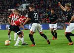 Eindhoven, 20 Oktober 2018 Kompetitiewedstrijd PSV-SC Emmen, eindstand 6-0 Seizoen 2018-2019
Erick Gutierrez in duel met Glenn Bijl