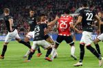 Eindhoven, 20 Oktober 2018 Kompetitiewedstrijd PSV-SC Emmen, eindstand 6-0 Seizoen 2018-2019
Erick Gutierrez in duel met Glenn Bijl