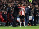 Eindhoven, 20 Oktober 2018 Kompetitiewedstrijd PSV-SC Emmen, eindstand 6-0 Seizoen 2018-2019
Erick Gutierrez wordt geinstrueerd door Mark v Bommel