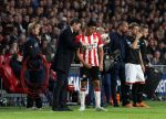 Eindhoven, 20 Oktober 2018 Kompetitiewedstrijd PSV-SC Emmen, eindstand 6-0 Seizoen 2018-2019
Erick Gutierrez wordt geinstrueerd door Mark v Bommel