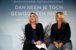 Amsterdam 23 oktober 2018
Boekpresentatie van Antoinette Scheulderman in de soho House . Eva Jinek overhandigt haar het eerste boek.