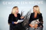 Amsterdam 23 oktober 2018
Boekpresentatie van Antoinette Scheulderman in de soho House . Eva Jinek overhandigt haar het eerste boek.