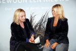 Amsterdam 23 oktober 2018
Boekpresentatie van Antoinette Scheulderman in de soho House . Eva Jinek overhandigt haar het eerste boek.