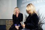 Amsterdam 23 oktober 2018
Boekpresentatie van Antoinette Scheulderman in de soho House . Eva Jinek overhandigt haar het eerste boek.