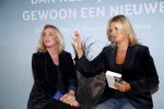 Amsterdam 23 oktober 2018
Boekpresentatie van Antoinette Scheulderman in de soho House . Eva Jinek overhandigt haar het eerste boek.