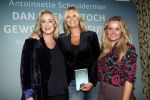 Amsterdam 23 oktober 2018
Boekpresentatie van Antoinette Scheulderman in de soho House . Eva Jinek overhandigt haar het eerste boek.