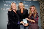 Amsterdam 23 oktober 2018
Boekpresentatie van Antoinette Scheulderman in de soho House . Eva Jinek overhandigt haar het eerste boek.