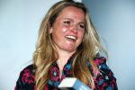 Amsterdam 23 oktober 2018
Boekpresentatie van Antoinette Scheulderman in de soho House . Eva Jinek overhandigt haar het eerste boek. Fatima Moreira de Melo
