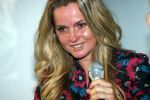 Amsterdam 23 oktober 2018
Boekpresentatie van Antoinette Scheulderman in de soho House . Eva Jinek overhandigt haar het eerste boek. Fatima Moreira de Melo