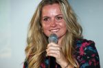 Amsterdam 23 oktober 2018
Boekpresentatie van Antoinette Scheulderman in de soho House . Eva Jinek overhandigt haar het eerste boek. Fatima Moreira de Melo