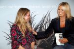 Amsterdam 23 oktober 2018
Boekpresentatie van Antoinette Scheulderman in de soho House . Eva Jinek overhandigt haar het eerste boek. Fatima Moreira de Melo
