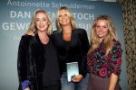 Amsterdam 23 oktober 2018
Boekpresentatie van Antoinette Scheulderman in de soho House . Eva Jinek overhandigt haar het eerste boek. Fatima Moreira de Melo