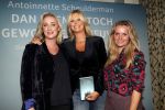Amsterdam 23 oktober 2018
Boekpresentatie van Antoinette Scheulderman in de soho House . Eva Jinek overhandigt haar het eerste boek. Fatima Moreira de Melo