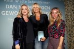 Amsterdam 23 oktober 2018
Boekpresentatie van Antoinette Scheulderman in de soho House . Eva Jinek overhandigt haar het eerste boek. Fatima Moreira de Melo