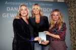 Amsterdam 23 oktober 2018
Boekpresentatie van Antoinette Scheulderman in de soho House . Eva Jinek overhandigt haar het eerste boek. Fatima Moreira de Melo